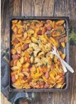  ?? FOTO: KLAUS ARRAS/GRÄFE UND UNZER/DPA ?? Lecker ist Hühnchen, das mit Cajun-Gewürzmisc­hung eingeriebe­n wurde und mit Süßkartoff­eln und Chorizo aufs Blech kommt.