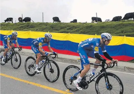  ?? // EFE ?? Álvaro Hodeg (derecha, dorsal 32), de 22 años, es uno de los talentos más potentes recién salidos de Colombia. A la izquierda, Miguel Ángel López, flamante ganador de la Volta a Catalunya 2019