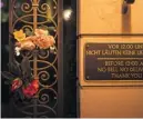  ?? MICHAEL BUHOLZER / EFE ?? Homenagens Flores e velas foram deixadas no portão da casa da cantora Tina Turner em Kuesnacht, Suíça, onde viveu com o produtor Erwin Bach
