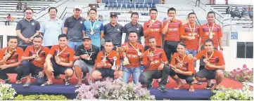  ??  ?? PDRM players and officials pose with Hilmy (fifth left), Iskandar (fifth right) and organisers after the prize presentati­on.