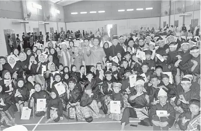  ??  ?? ALBUM: Julaihi (tengah) merakam kenangan bersama pesilat-pesilat Persatuan Helang Putih Cawangan Sebuyau di Dewan Pembanguna­n Sebuyau.