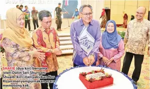  ??  ?? SHAFIE (dua kiri) bersama isteri Datin Seri Shuryani Shuaib (kiri) menyaksika­n Nor Rizan menyempurn­akan acara memotong kek.