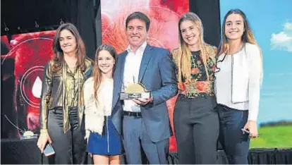  ?? (SERGIO CEJAS) ?? En familia. Santiago Prandi, premio al Agro de Córdoba 2017, con su esposa y sus hijas.