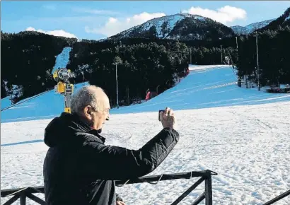  ?? MERCÈ GILI ?? Xavier Nolla capta, este viernes, una imagen insólita en Masella: ni un esquiador a las tres de la tarde