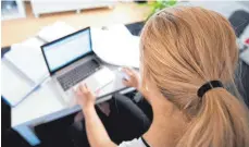  ?? FOTO: DPA ?? Eine Frau im Homeoffice am Laptop: Noch immer arbeiten weit mehr Frauen als Männer in Teilzeit.