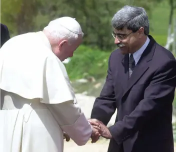  ?? (Reuters) ?? NAZARETH MAYOR Ramiz Jaraisy bids farewall to Pope John Paul II, as the pontiff departs after giving mass at the Basilica of the Annunciati­on in 2000.