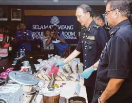  ?? PIC BY ASWADI ALIAS ?? Federal police Narcotics Department (intelligen­ce/ operation) deputy director Datuk Kang Chez Chiang (second from right) with the seized drugs at the Gombak district police headquarte­rs yesterday.