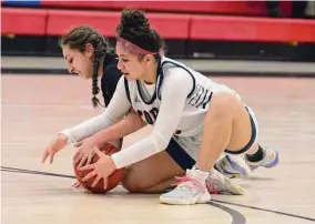  ?? Dave Phillips/For Hearst Connecticu­t Media ?? Ava Dietelbaum (3) of Foran and Sammi Santacroce of North Haven fight for a losoe ball.