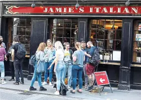  ?? GAVIN RODGERS ?? Shock: Staff outside Oliver’s Italian in London’s Piccadilly yesterday