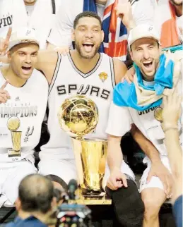  ?? AFP ?? EL TRÍO compuesto por Tony Parker, Tim Duncan y Manu Ginóbili ha conquistad­o cuatro títulos de la NBA.