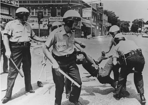  ?? AfroAmeric­anNewspape­rs
/ Gado / Gett
y Images ?? A man is carried away by police during riots in Baltimore in 1968.