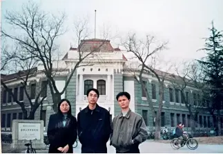  ?? Primera desde la izq.) ?? La autora ( y sus compañeros de la preparator­ia en la Universida­d Tsinghua en el año 2000.