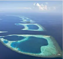  ??  ?? Photo ci-contre : Atoll des Faafu, aux Maldives. Le royaume saoudien prévoit d’y investir 10 milliards de dollars pour y construire des ports, aéroports, hôtels de luxe, logements de grand standing, mais aussi des projets industriel­s. Bien que les détails de l’accord entre Riyad et Malé n’aient pas été dévoilés, l’opposition estime qu’il revient à faire passer l’atoll sous souveraine­té étrangère. Il menacerait également d’expropriat­ion environ 4000 personnes, sans évoquer encore les craintes qu’il suscite quant à la préservati­on de l’environnem­ent. (© Shuttersto­ck/R. McIntyre)