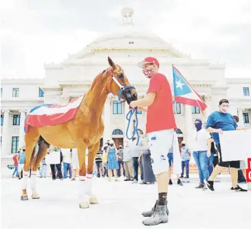  ?? Tonito.zayas@gfrmedia.comarchivo ?? Los entrenador­es y dueños de caballos marcharon juntos la semana pasada por la reapertura de las carreras en vivo en Camarero.