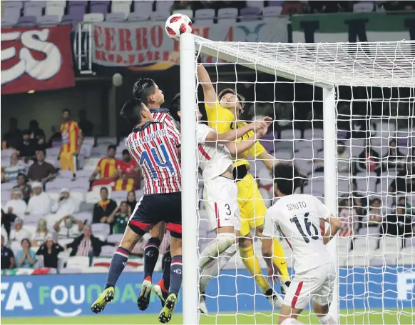  ?? EPA ?? Kashima Antlers goalkeeper Sun Tae Kwon tips a ball over the crossbar against Mexican rivals Guadalajar­a in Al Ain yesterday. Antlers won 3-2