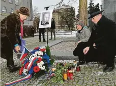  ?? Foto: ČTK ?? Palachův následovní­k Pieta na Masarykově náměstí v Plzni k uctění památky sebeupálen­ého pivovarské­ho dělníka Josefa Hlavatého.