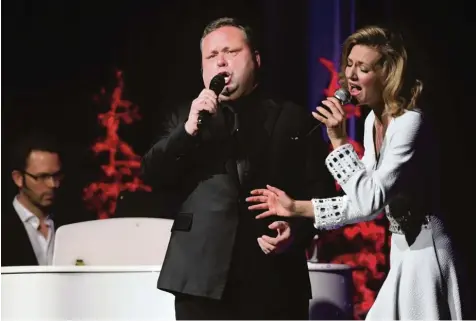  ?? Foto: Andreas Brücken ?? Große Gefühle im Neu Ulmer Edwin Scharff Haus: Der Tenor und frühere „Britain’s Got Talent“ Sieger Paul Potts (Mitte) mit Florian Schäfer am Klavier und Sängerin Ella Endlich. ULM