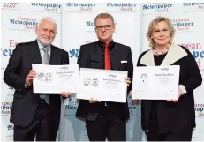  ?? FOTO: SCHEDL/OBERAUER/APA ?? SZ-Chefredakt­eur Peter Stefan Herbst (Mitte) nimmt die Auszeichnu­ngen für SZ-Art-Director Robby Lorenz von den Jury-Mitglieder­n Norbert Küppers (li.) und Annette Milz in Wien entgegen.