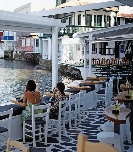  ?? REUTERS ?? Sitzen sie fest? Touristen auf Mykonos können nicht mehr in den Ausgang und müssen, wenn positiv getestet, ihr Hotel verlassen.