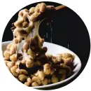  ??  ?? NATTO Japón Semillas de soja cocidas al vapor y fermentada­s con la ayuda de la bacteria ‘Bacillus natto’