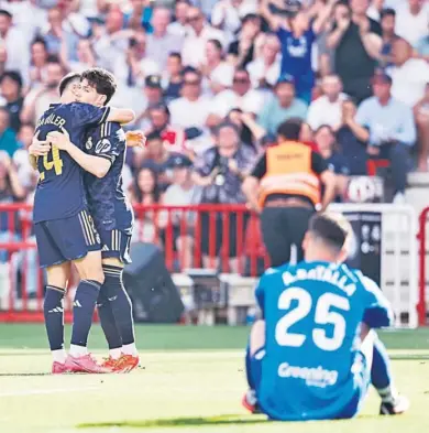  ?? EUROPA PRESS ?? Arda Güler celebra con Brahim uno de los cuatro goles del Madrid ante un Batalla abatido.