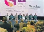  ??  ?? Participan­tes de la 74ª Asamblea General de la SIP hacen un minuto de silencio por la muerte de los periodista­s asesinados en América