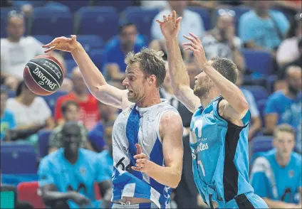  ?? FOTO: ACB PHOTO ?? Capturando un rebote en el partido ante el Estudiante­s. Norel fue determiant­e para el triunfo sorprenden­te del Gipuzkoa