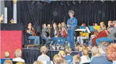  ?? FOTO: STEINHAUSE­R ?? Beim Konzert des Jugendsinf­onieorches­ters waren auch Kasper und seine Freunde mit dem Puppenspie­ler Sven von Falkowski dabei.