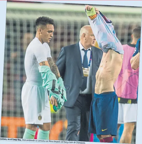  ?? FOTO: PERE PUNTÍ ?? Lautaro, en el Camp Nou, intercambi­ando su camiseta con Messi después del Barça-inter de Champions