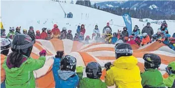  ?? FOTO: SKICLUB KRESSBRONN ?? Das gemeinsame Aufwärmpro­gramm der jungen Kressbronn­er Skifahrer erfolgt auf der Piste an einem großen Fallschirm.