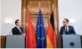  ??  ?? Les ministres des affaires étrangères chinois et allemand s’accordent pour protéger le libre-échange.