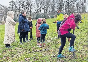  ?? ?? Helping the environmen­t Kirklandpa­rk Primary School youngsters get planting