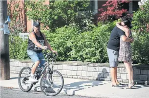  ?? RICHARD LAUTENS/TORONTO STAR ?? Two people on a side street look to each other for some comfort on Monday.