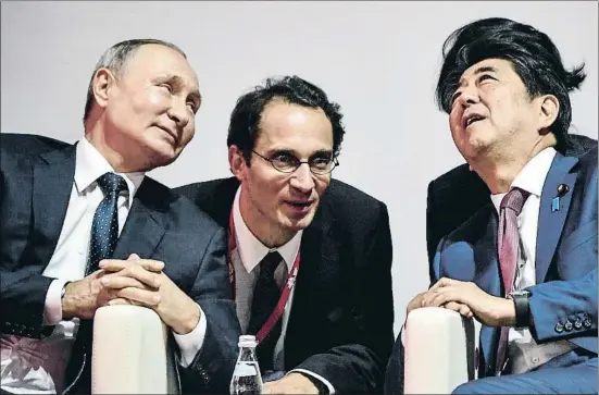  ?? ALEXANDER NEMENOV / AP ?? Putin, con el primer ministro japonés, Abe Shinzo, en un torneo de judo que se celebra en Vladivosto­k a la vez que el Foro Económico Oriental