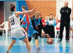  ?? ÁLEX CÁMARA ?? Quique Gutiérrez, al fondo, atento al juego en un partido del año pasado.