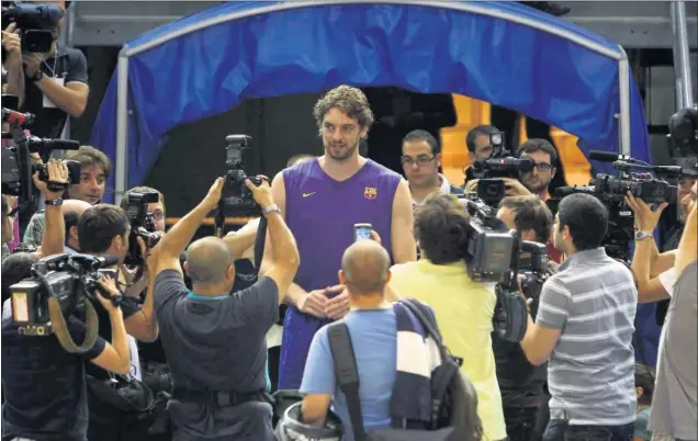  ??  ?? Pau Gasol, junto a su hermano Marc, volvió brevemente a vestirse de azulgranas en octubre de 2011, cuando entrenaron con el Barça durante el último lockout de la NBA.