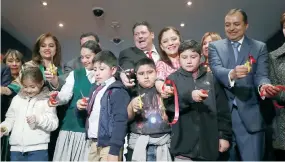  ??  ?? El presidente de la Mesa Directiva del Senado, Ernesto Cordero (der.), inauguró la exposición “Niños de Morelos, Visión Pictórica de los Sismos”, producto del taller Reconstruc­ción Emocional.