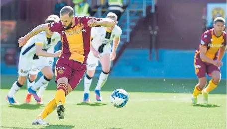  ?? ?? Well’s Kevin van Veen powers home the penalty