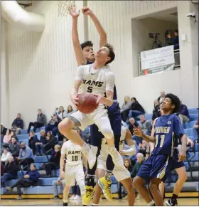  ?? OWEN MCCUE — MEDIANEWS GROUP ?? Spring-Ford’s Michael Fitzgerald (5) goes up for a layup as Upper Merion’s Nick Shepperd tries to block his shot Thursday.