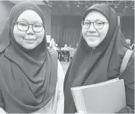  ??  ?? AMAL Sakinah (kanan) merakam gambar kenangan bersama rakannya Nur Amanina yang juga mendapat tawaran bidang yang sama.