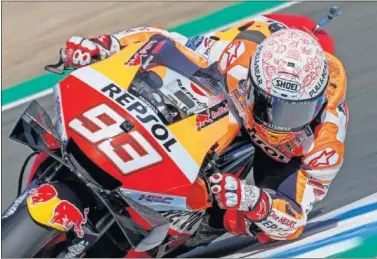  ??  ?? Marc Márquez con la Honda en la jornada de entrenamie­ntos libres en el Circuito de Jerez-Ángel Nieto.