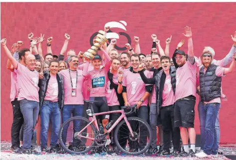  ?? FOTO: MICHAEL ROTH/DPA ?? Boras größter Erfolg: Der Gesamtsieg­er von Jai Hindley (mit dem Pokal) beim Giro. Nun will Teamchef Ralph Denk (3. v.l.) bei der Tour angreifen