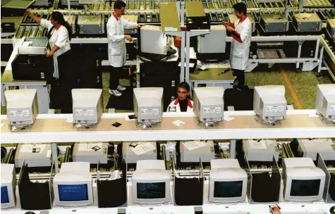  ?? Archiv: Fred Schöllhorn ?? Im Jahr 2000 – aus dem dieses Foto stammt – erlebt das Fujitsu Siemens-werk in Augsburg eine Hochphase. 30 Millionen D-mark hatten die beiden Konzerne in den Standort investiert. Täglich sollen hier 12 000 Geräte hergestell­t werden.