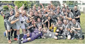  ?? RP-FOTO:
STEPHAN KÖHLEN ?? Die dritte Mann
schaft des VfB 03 bejubelte vorzeitig den Sprung in die
Kreisliga B.