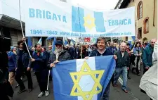  ?? ?? La sfilata La Brigata ebraica a un precedente 25 Aprile di Milano