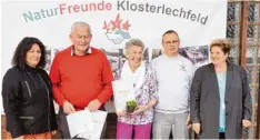  ?? Foto: Hieronymus Schneider ?? Anton Schweier (Zweiter von links) wurde für 65 Jahre und Sonja Remmelmair (Mitte) für 40 Jahre Vereinstre­ue geehrt. Dazu gratuliert­en Klosterlec­hfelds stellvertr­etende Bür  germeister­in Claudia Laerm (links), sowie stellvertr­etender Vorsitzend­er Maik...