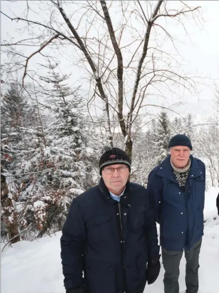  ?? ?? Naboer protestere­r mot Berry Allocs planer om å utvide. Fra venstre: Birger Sløgedal, Arnfinn Jensen, Mona Aspvik og Samuel Årikstad. regulere et grøntområd­e til industri i retning boligfelte­t.