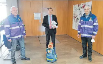  ?? FOTO: STADT AALEN ?? Bernhard Richter (links) und Jürgen Schnotz (rechts) haben von Oberbürger­meister Thilo Rentschler Unterstütz­ung für den Freundeskr­eis Teddybär bekommen.