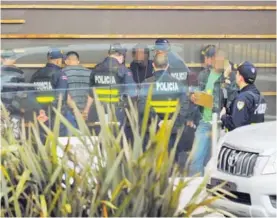  ?? JEFFREY ZAMORA ?? La Policía vigiló a los detenidos, este sábado, en Moravia.