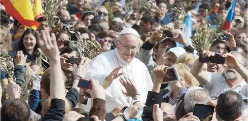  ??  ?? FRANCISCO SE mezcló entre los miles de fieles que acudieron ayer a la plaza de San Pedro, en el Vaticano.